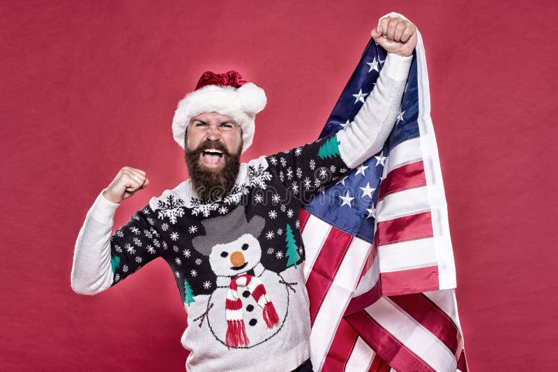Vencedor nunca desiste Feliz vencedor segura bandeira americana Homem barbudo faz gesto vencedor Santa animado grita alto rosa imagens de stock Vencedor nunca desiste Feliz vencedor segura bandeira americana Homem barbudo faz gesto vencedor Santa animado grita alto rosa imagens de stock