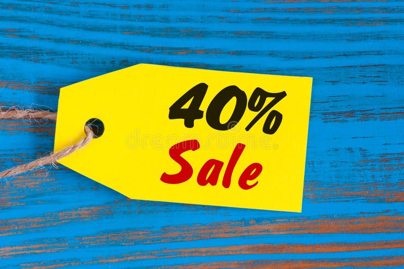 Venda menos 40 por cento Vendas grandes quarenta por cento no fundo de madeira azul para o inseto, cartaz, compra, sinal, discont foto de stock Venda menos 40 por cento Vendas grandes quarenta por cento no fundo de madeira azul para o inseto, cartaz, compra, sinal, discont foto de stock