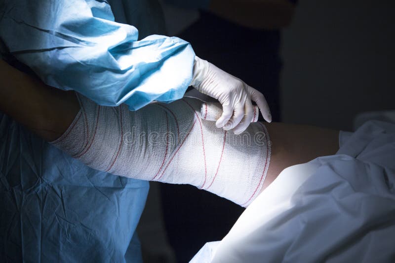 Vendaje ortopédico de la rodilla de la cirugía del Traumatology foto de archivo Vendaje ortopédico de la rodilla de la cirugía del Traumatology foto de archivo