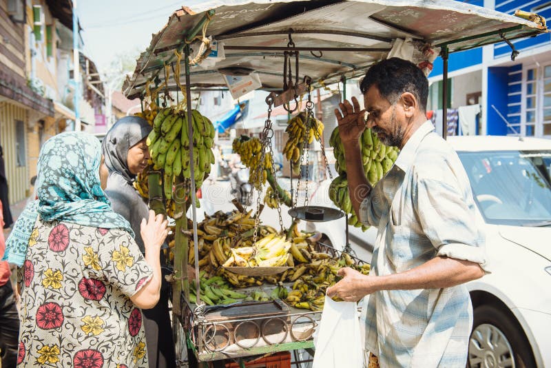 Vendedor ambulante que vende bananas nas ruas em Kochi imagem de stock Vendedor ambulante que vende bananas nas ruas em Kochi imagem de stock