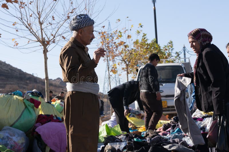 Vendedor curdo num souq no Iraque foto de stock