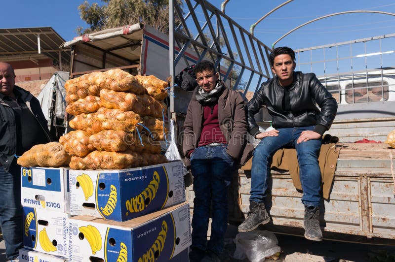 Vendedor de batatas numa rua iraquiana fotografia de stock