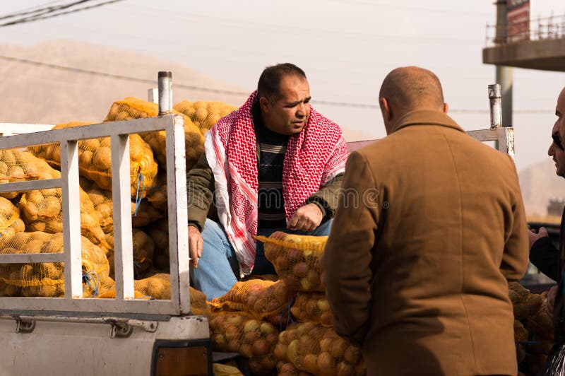 Vendedor da batata em uma rua iraquiana fotografia de stock royalty free