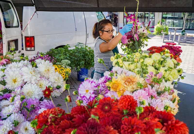 Vendedor De Flor En El Mercado De Los Granjeros De La Ciudad De Roanoke