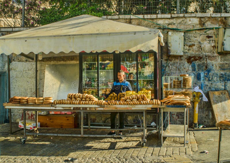 Vendedor de las mercancías cocidas del pan en la ciudad vieja de Jerusalén imágenes de archivo libres de regalías Vendedor de las mercancías cocidas del pan en la ciudad vieja de Jerusalén imágenes de archivo libres de regalías