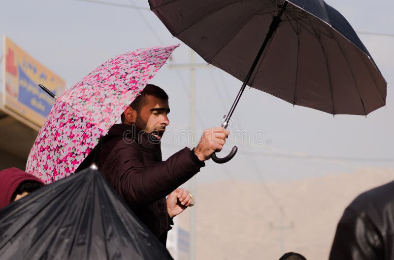 Vendedor do guarda-chuva em Iraque fotografia de stock