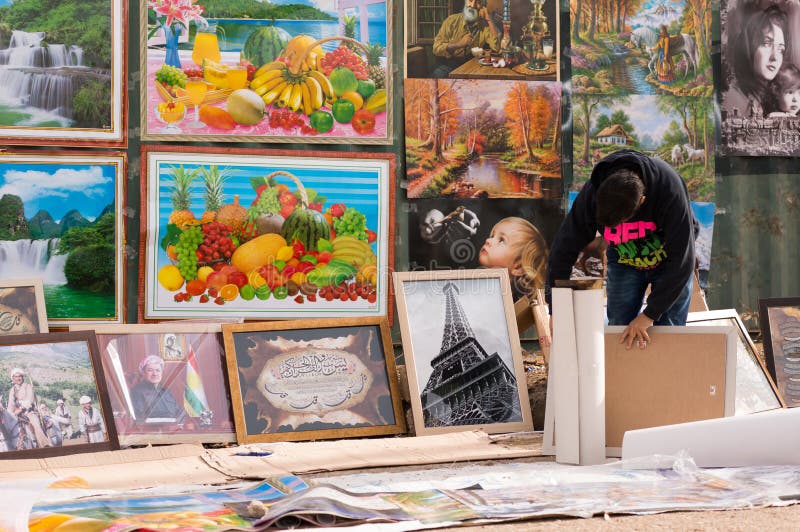 Vendedor de cartazes numa rua iraquiana foto de stock royalty free