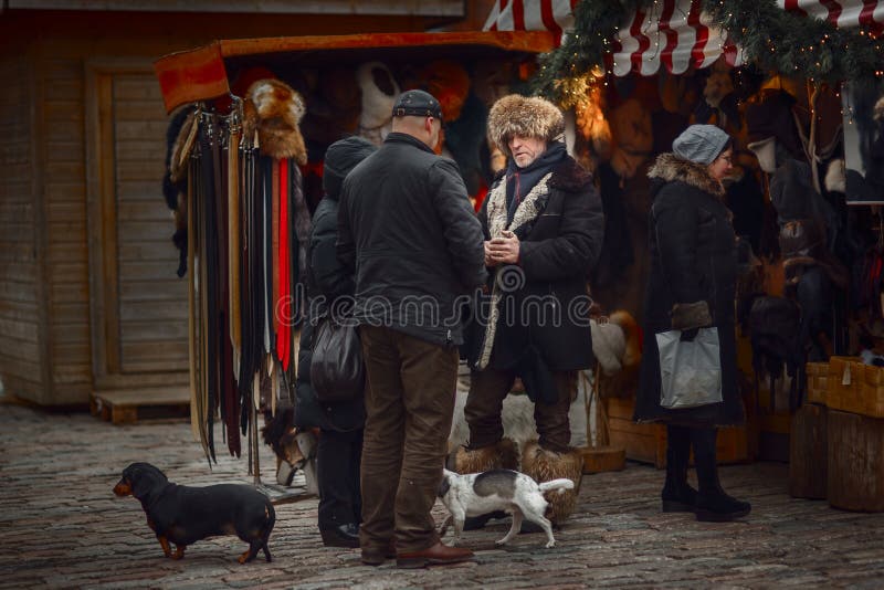 Vendedor en mercado de la Navidad de Riga Vendedor en mercado de la Navidad de Riga