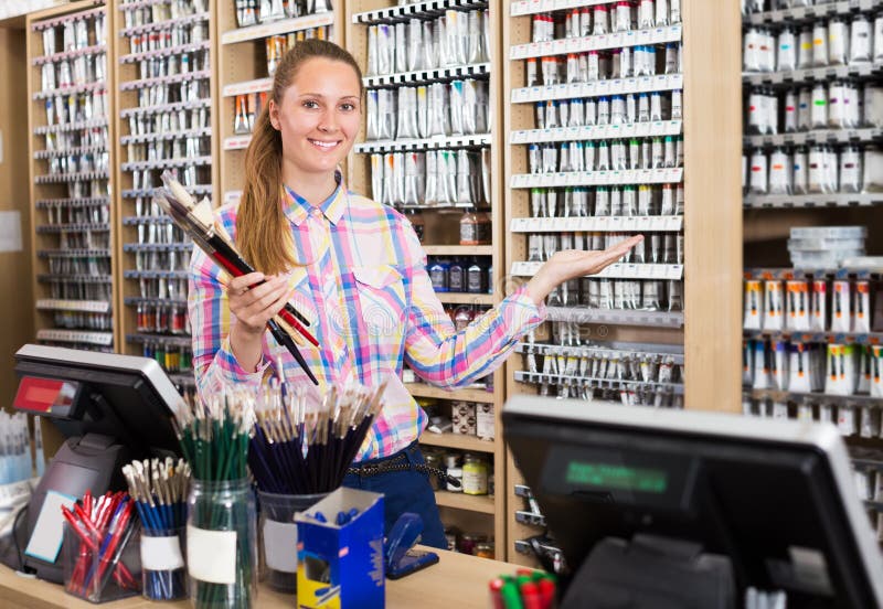 Vendedor fêmea na loja da arte imagem de stock Vendedor fêmea na loja da arte imagem de stock