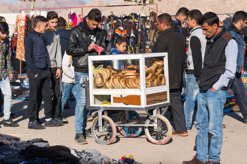 Vendedor iraquiano do Bagel com um carro imagem de stock