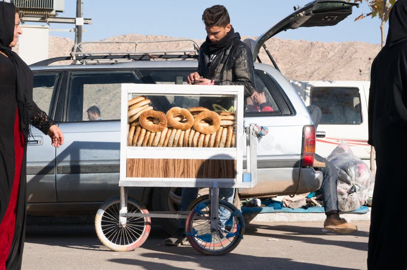 Vendedor iraquiano do Bagel com um carro foto de stock royalty free