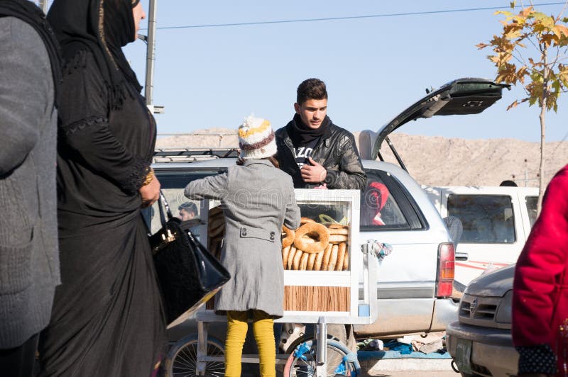 Vendedor de Bagels Iraquiano com um Carrinho imagem de stock royalty free