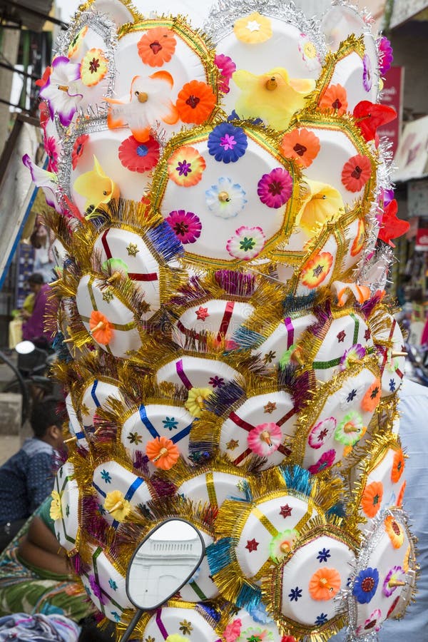 Vendedor que vende o guarda-chuva para que os devotos abençoem o deus hindu Ganesh no mercado local no primeiro dia de Ganesh imagens de stock royalty free Vendedor que vende o guarda-chuva para que os devotos abençoem o deus hindu Ganesh no mercado local no primeiro dia de Ganesh imagens de stock royalty free