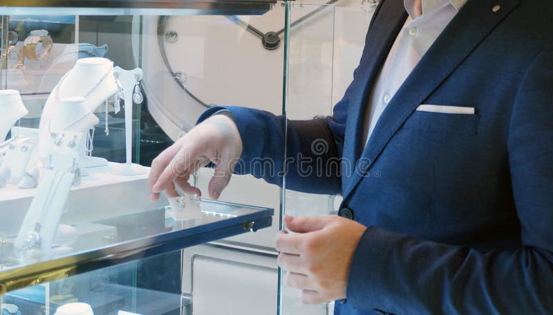 Vendedor que veste a série azul na loja fotografia de stock Vendedor que veste a série azul na loja fotografia de stock