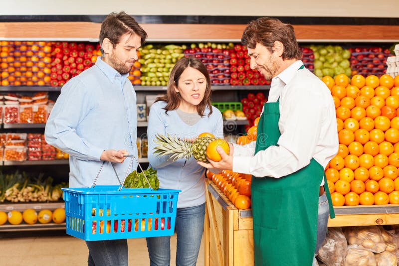 Vendedor Y Cliente Del Departamento De Frutas Foto de archivo Imagen