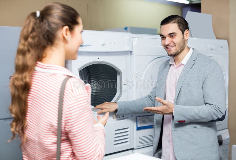 Vendedor Y Cliente En Tienda Imagen de archivo Imagen de comprador