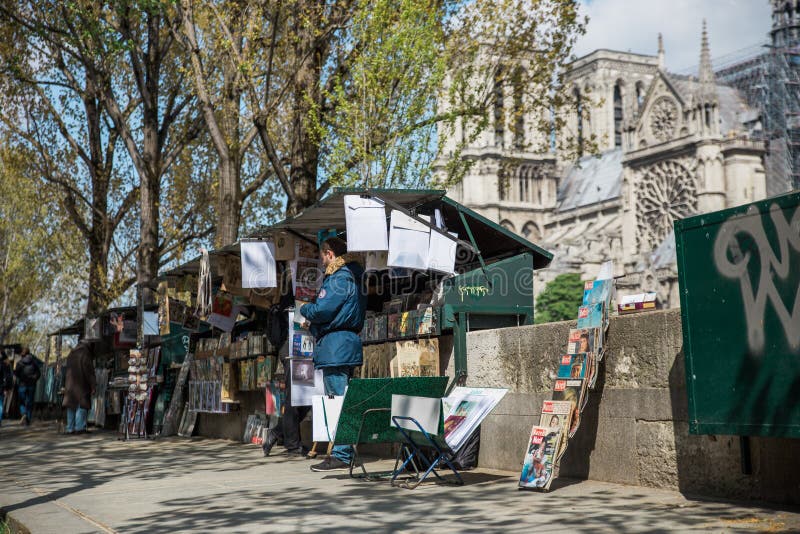 Vendedores ambulantes delante de la catedral de Notre Dame en Par?s, Francia imagen de archivo libre de regalías Vendedores ambulantes delante de la catedral de Notre Dame en Par?s, Francia imagen de archivo libre de regalías