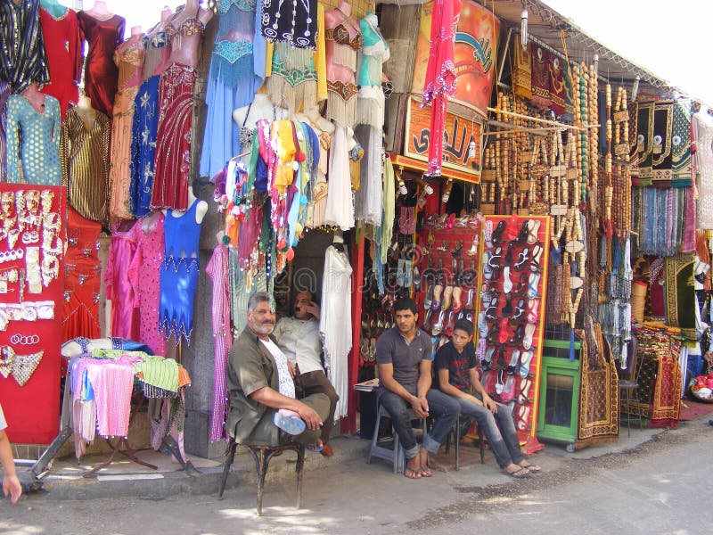 Vendedores da roupa no khalili o Cairo velho do EL de khan imagens de stock royalty free Vendedores da roupa no khalili o Cairo velho do EL de khan imagens de stock royalty free