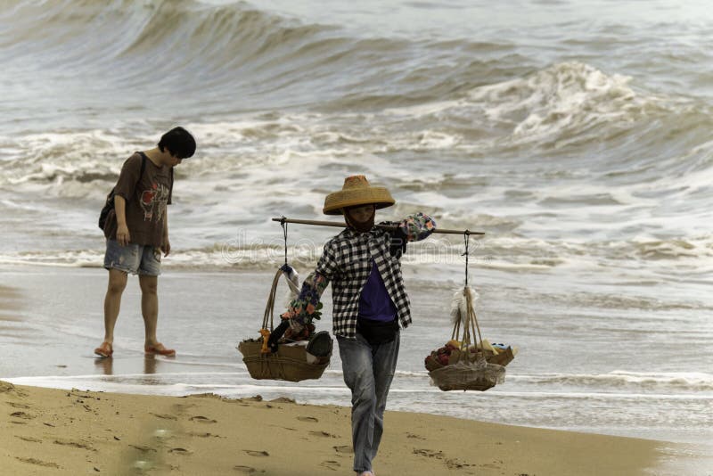 Vendendo sulla spiaggia Cina che anche la donna di Sanya fotografie stock libere da diritti Vendendo sulla spiaggia Cina che anche la donna di Sanya fotografie stock libere da diritti