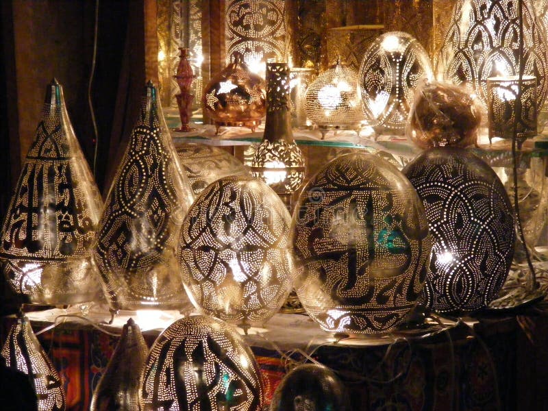 vendeur de femme vendant les lampes de cuivre sur le marché de souq de khalili d'EL de khan de l'Egypte le Caire