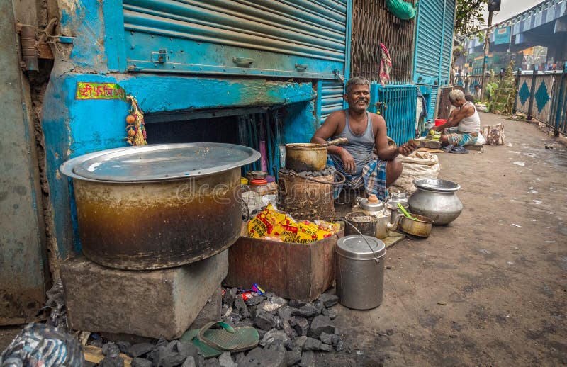 Vendeur de thé de bord de la route sur les rues de Kolkata, Inde photo libre de droits Vendeur de thé de bord de la route sur les rues de Kolkata, Inde photo libre de droits