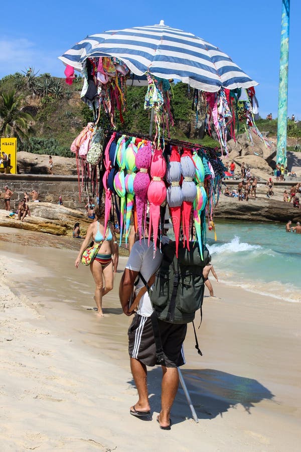 Vendeur Des Bikinis Dans Arpoador En Rio De Janeiro Photo stock