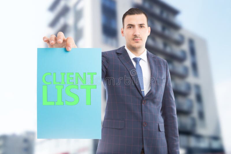 Vendeur tenant le papier avec la liste de client photographie stock libre de droits Vendeur tenant le papier avec la liste de client photographie stock libre de droits