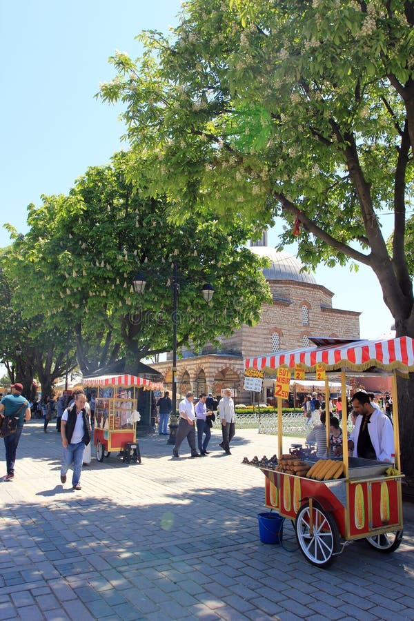 Vendeurs, nourritures et rues de maïs d'Istanbul, Turquie photos stock Vendeurs, nourritures et rues de maïs d'Istanbul, Turquie photos stock