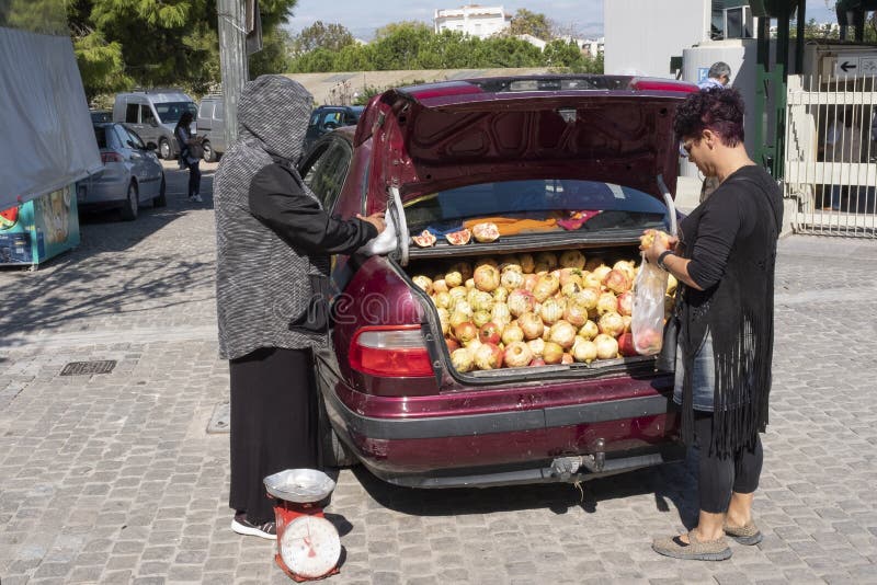 Vendiendo del tronco de su coche en la feria semanal y del bazar en Atenas, Grecia fotografía de archivo libre de regalías Vendiendo del tronco de su coche en la feria semanal y del bazar en Atenas, Grecia fotografía de archivo libre de regalías