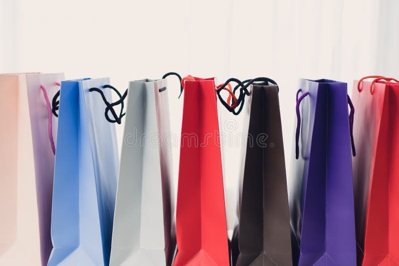 Vendita, consumismo, pubblicità e concetto al minuto fotografia stock libera da diritti Vendita, consumismo, pubblicità e concetto al minuto fotografia stock libera da diritti