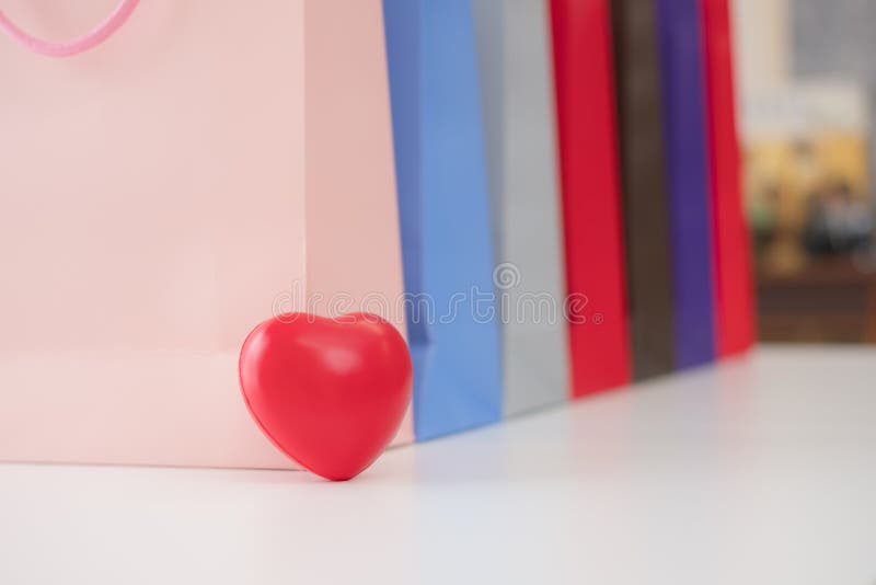 Vendita, consumismo, pubblicità e concetto al minuto fotografia stock libera da diritti Vendita, consumismo, pubblicità e concetto al minuto fotografia stock libera da diritti