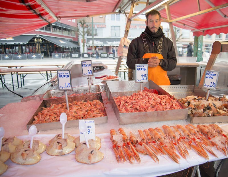 Vendita dei crostacei, mercato ittico, Bergen, Norvegia