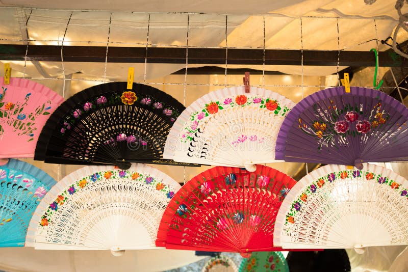 Vendita dei fan in una stalla messicana tipica del mestiere immagine stock Vendita dei fan in una stalla messicana tipica del mestiere immagine stock