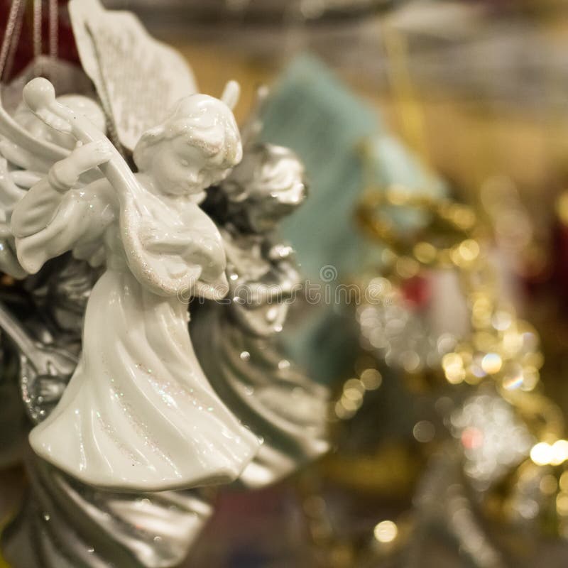 Vendita dei giocattoli di Natale nel supermercato Angelo ceramico - il giocattolo del nuovo anno fotografia stock Vendita dei giocattoli di Natale nel supermercato Angelo ceramico - il giocattolo del nuovo anno fotografia stock