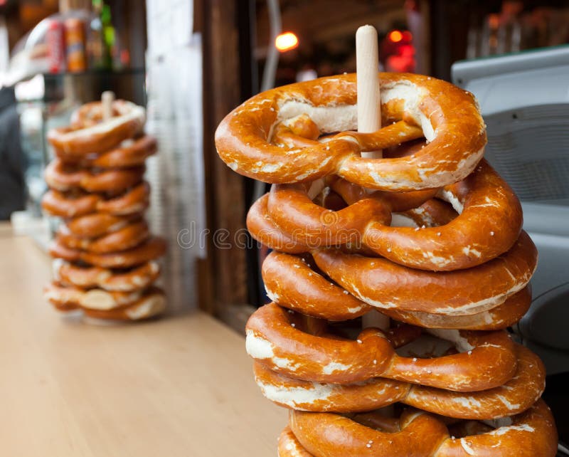 Vendita della ciambellina salata in un mercato di Natale fotografie stock Vendita della ciambellina salata in un mercato di Natale fotografie stock