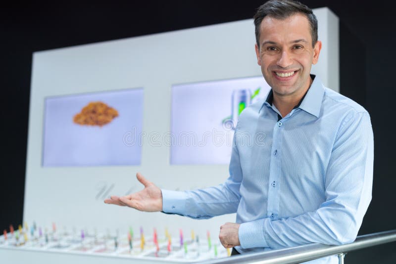 Vendita delle e-sigarette al centro commerciale fotografia stock libera da diritti Vendita delle e-sigarette al centro commerciale fotografia stock libera da diritti