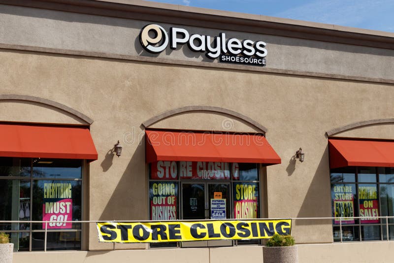 Vendita di chiusura del deposito di Payless ShoeSource Molto le posizioni del mortaio e del mattone sono sotto pressione dai rive fotografia stock libera da diritti Vendita di chiusura del deposito di Payless ShoeSource Molto le posizioni del mortaio e del mattone sono sotto pressione dai rive fotografia stock libera da diritti