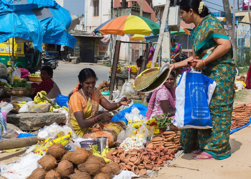 Vendita le noci di cocco e dei piatti della lampada a olio nelle vie di Bangalore fotografia stock libera da diritti Vendita le noci di cocco e dei piatti della lampada a olio nelle vie di Bangalore fotografia stock libera da diritti