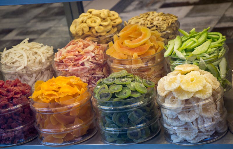 Vendita a secco naturale della frutta nel mercato fotografia stock libera da diritti Vendita a secco naturale della frutta nel mercato fotografia stock libera da diritti