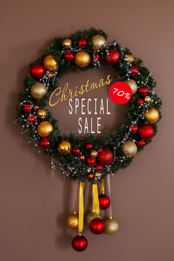 Vendite sulle feste del nuovo anno e di Natale Decorazione festiva con un'iscrizione informativa di uno sconto di 70 per cento pe immagine stock libera da diritti Vendite sulle feste del nuovo anno e di Natale Decorazione festiva con un'iscrizione informativa di uno sconto di 70 per cento pe immagine stock libera da diritti