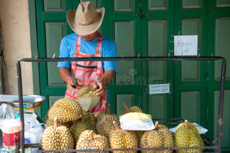 Venditore ambulante che vende la frutta del durian fotografia stock libera da diritti Venditore ambulante che vende la frutta del durian fotografia stock libera da diritti