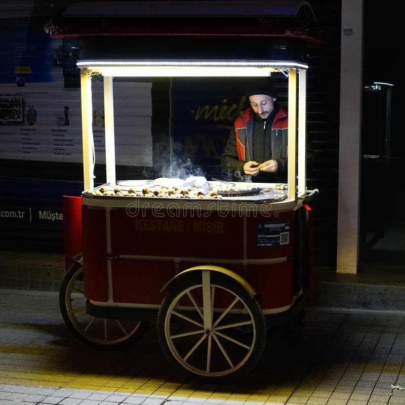 Venditore della castagna sulla via di Costantinopoli, scena di notte immagine stock libera da diritti Venditore della castagna sulla via di Costantinopoli, scena di notte immagine stock libera da diritti