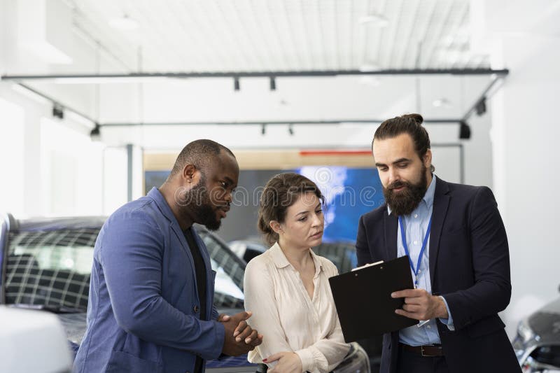 Venditore di autoveicoli incontra clienti immagini stock
