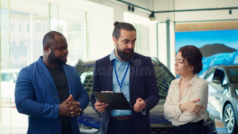 Venditore di consensi risponde alle domande dei clienti sulle auto immagini stock libere da diritti