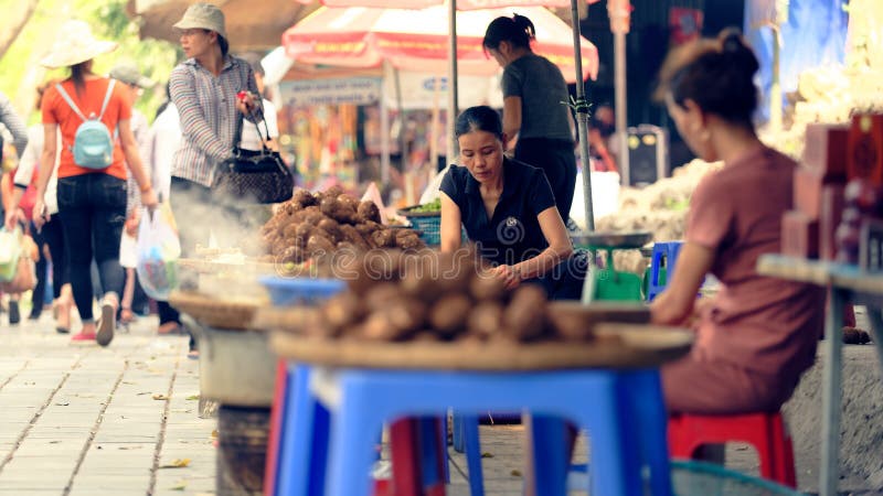 Venditori di alimento della via, Hanoo, Vietnam fotografia stock libera da diritti Venditori di alimento della via, Hanoo, Vietnam fotografia stock libera da diritti