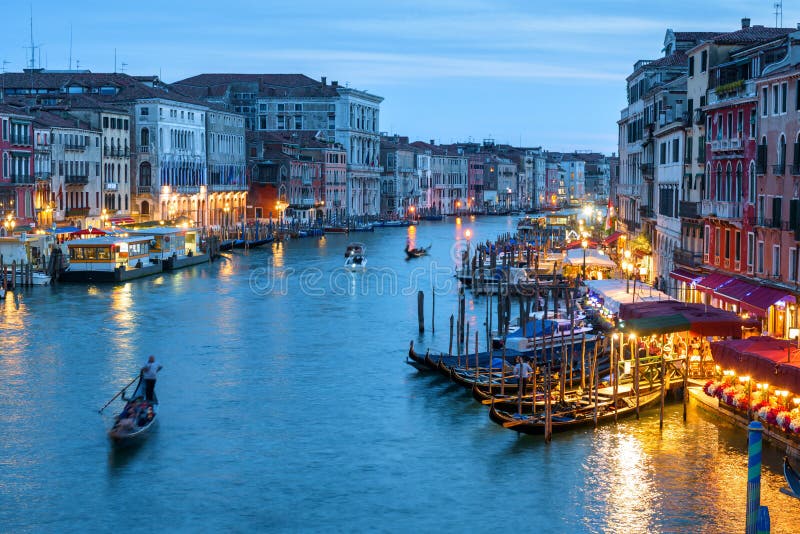 Venecia de noche, Italia El paisaje del Gran Canal por la noche fotografía de archivo Venecia de noche, Italia El paisaje del Gran Canal por la noche fotografía de archivo