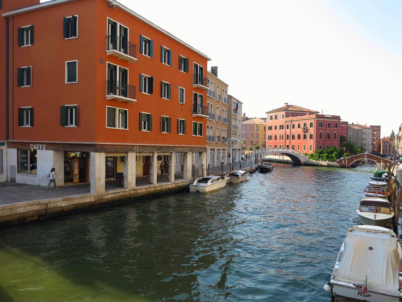 20 06 2017, Venecia, Italia: Canal con los barcos y las fachadas coloridas foto de archivo 20 06 2017, Venecia, Italia: Canal con los barcos y las fachadas coloridas foto de archivo