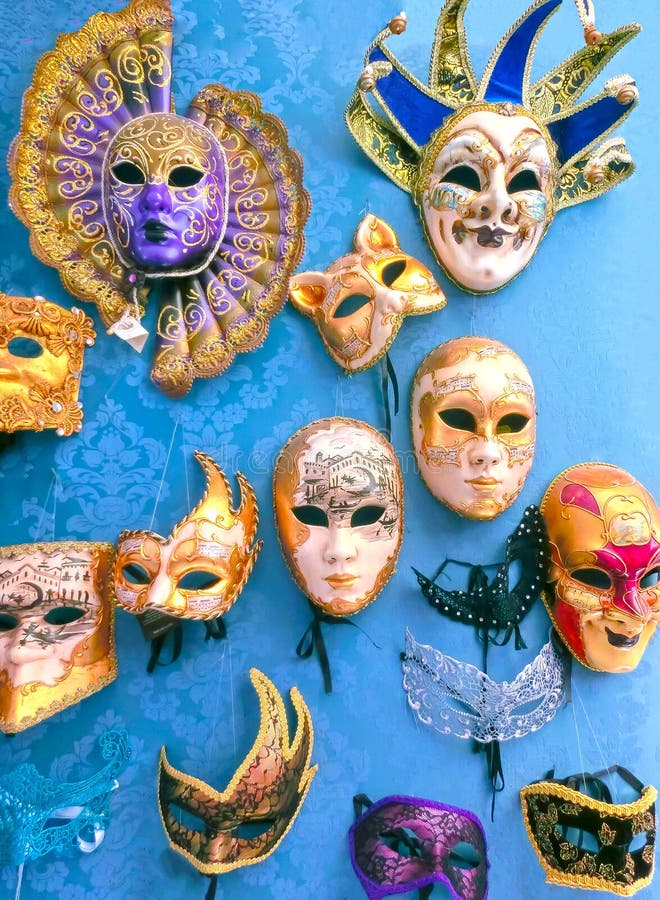 Venecia, Italia - 10 de mayo de 2014: Máscaras venecianas del carnaval, tienda de souvenirs en una calle imagenes de archivo Venecia, Italia - 10 de mayo de 2014: Máscaras venecianas del carnaval, tienda de souvenirs en una calle imagenes de archivo
