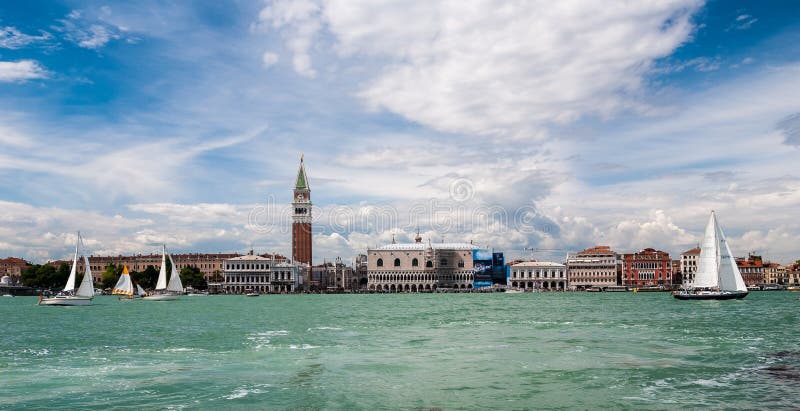 VENECIA, ITALIA - 16 DE MAYO DE 2010: Yates cerca de San Marco imágenes de archivo libres de regalías VENECIA, ITALIA - 16 DE MAYO DE 2010: Yates cerca de San Marco imágenes de archivo libres de regalías