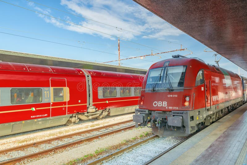 VENECIA, ITALIA - 13 DE MAYO DE 2017: Tren de pasajeros de alta velocidad moderno imagen de archivo VENECIA, ITALIA - 13 DE MAYO DE 2017: Tren de pasajeros de alta velocidad moderno imagen de archivo